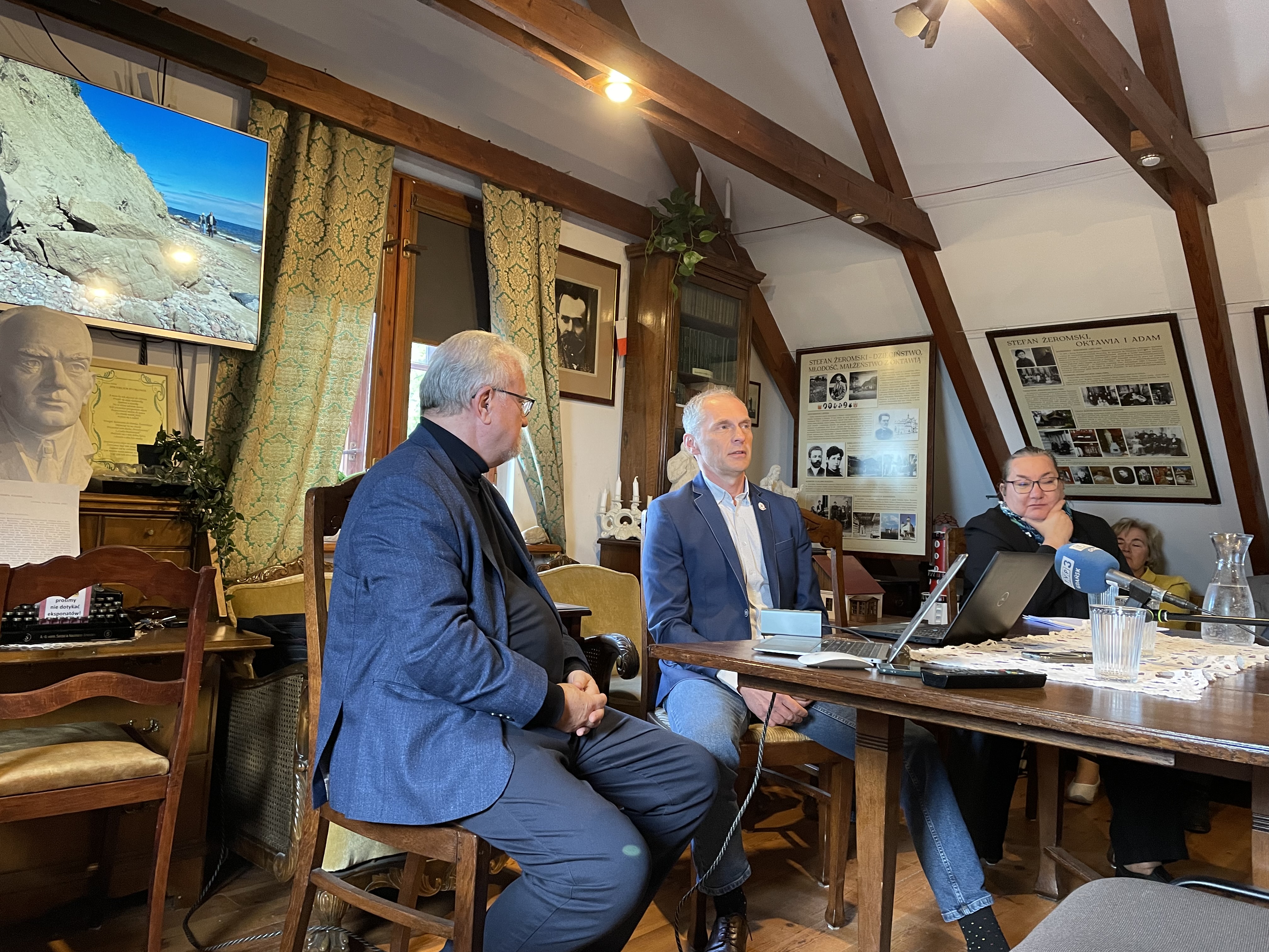 spotkanie ekspertów w Domku Żeromskiego – dyskusja o ochronie klifu